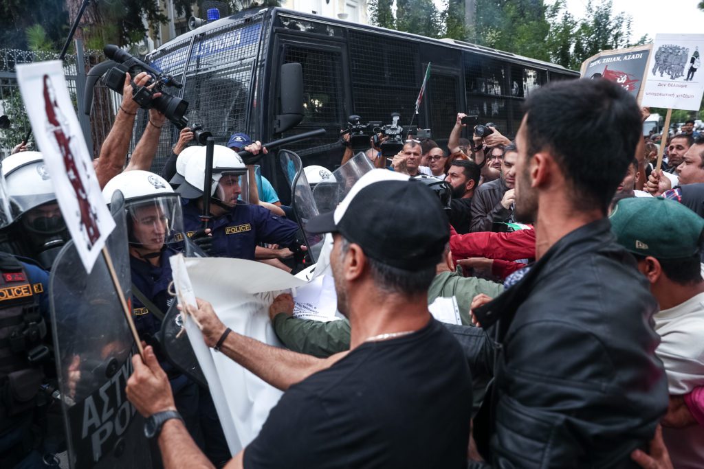 Ένταση έξω από την πρεσβεία του Ιράν – Αστυνομική βία κατά διαδηλωτών (Video-Photos)