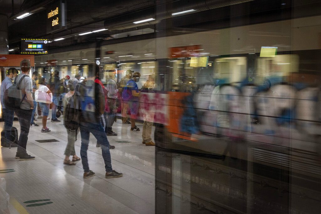 Στην Ισπανία δωρεάν μετακινήσεις, στην Ελλάδα επιδότηση στα… κέρδη των επιχειρηματιών ενέργειας