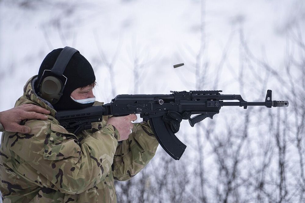 Πόλεμος στην Ουκρανία: Η Ρωσία ανακοινώνει… βελτιώσεις στο τουφέκι καλάσνικοφ AK-12