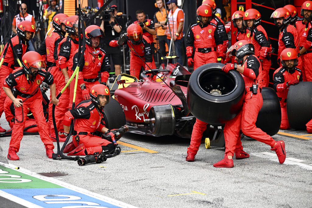 Formula 1 – Το απίστευτο pit stop της Ferrari: Περίμεναν τον Σάινθ με… τρία ελαστικά (Video)