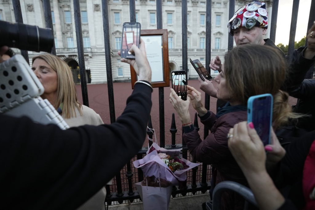 Οι Βρετανοί αποχαιρετούν την βασίλισσα Ελισάβετ – Πλήθη κόσμου συρρέουν στο Μπάκινγκχαμ (Photos)