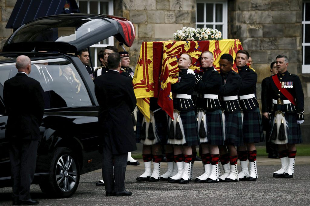 Η Σκωτία αποχαιρετά τη Βασίλισσα Ελισάβετ – Ξεκινά το λαϊκό προσκύνημα