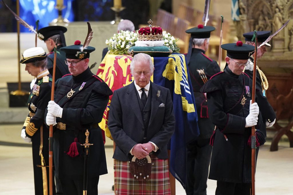 Βασίλισσα Ελισάβετ: Συνεχίζεται το λαϊκό προσκύνημα στη Σκωτία – Σήμερα το ταξίδι της σορού προς το Μπάκιγχαμ
