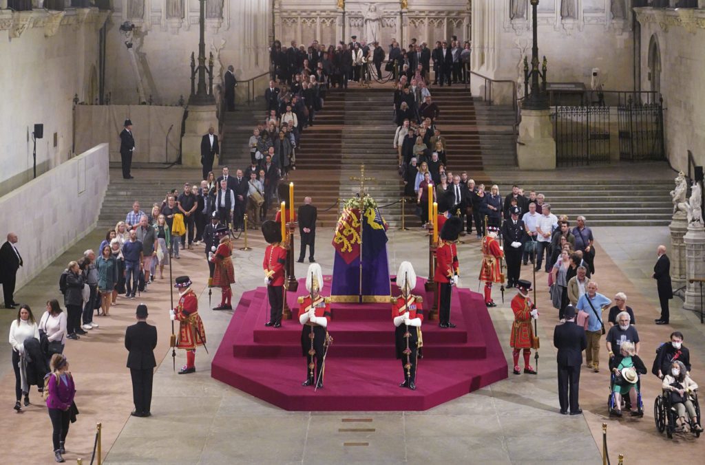 Βρετανία: Ουρά 16 χιλιομέτρων για να πουν το «ύστατο χαίρε» στη βασίλισσα Ελισάβετ