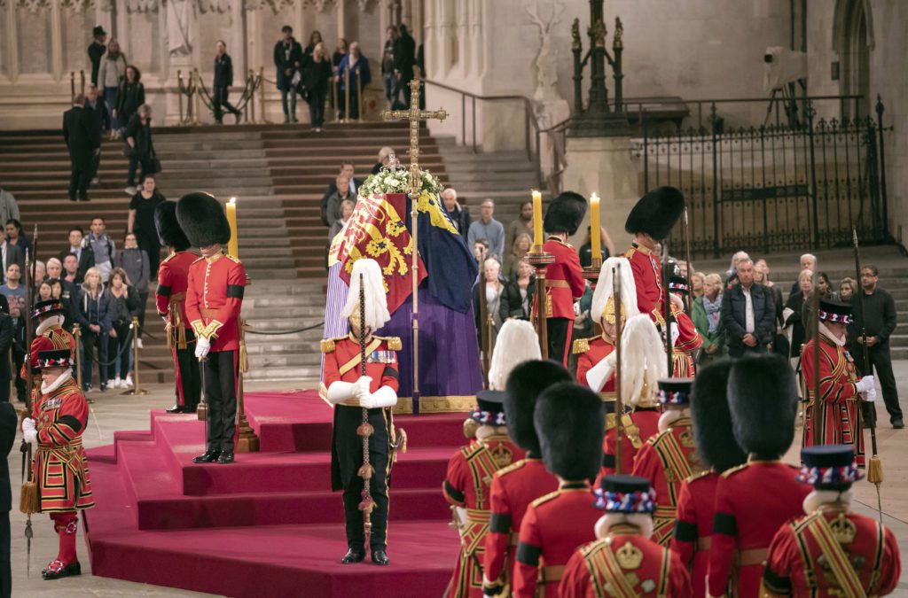 Βρετανία: Ουρά 7 χλμ για το τελευταίο αντίο στη βασίλισσα Ελισάβετ –  Δίπλα της θα ταφεί και ο Φίλιππος