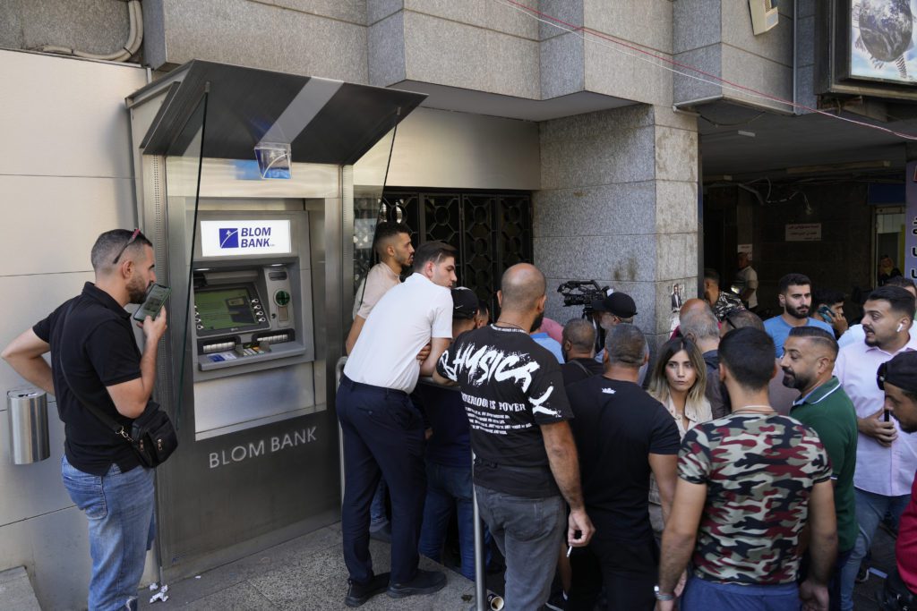 Λίβανος: Εισβολές σε τράπεζες από καταθέτες που ζητούν τα χρήματά τους