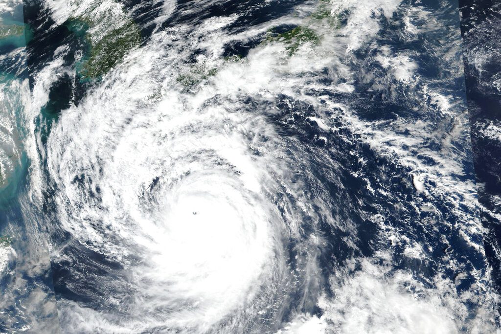 Ιαπωνία: Χιλιάδες άνθρωποι στα καταφύγια λόγω του τυφώνα Νανμαντόλ (Video)