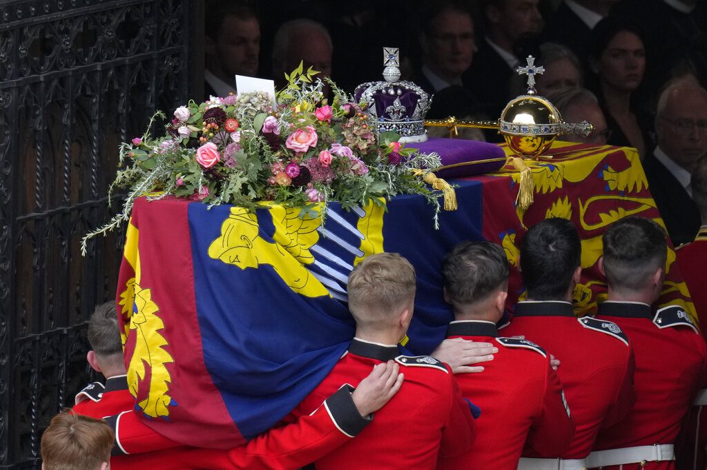 Στη βασιλική κρύπτη η σορός της βασίλισσας Ελισάβετ – Αναμένεται η μεταφορά για ιδιωτική ταφή (Video)