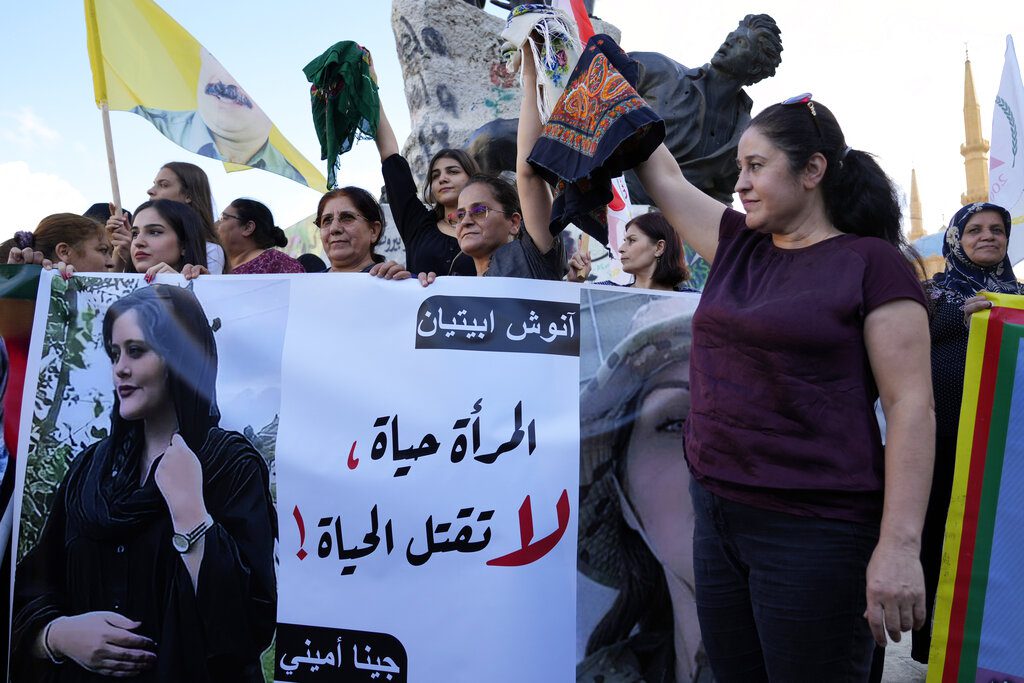 Οι Ιρανές καίνε «το σύμβολο της καταπίεσης τους»