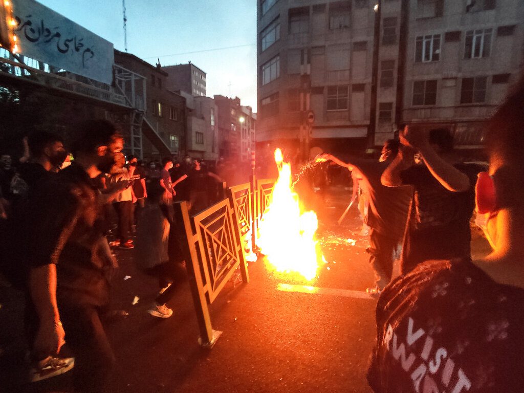 Χάος στο Ιράν: Η κυβέρνηση φιμώνει τους πολίτες «κόβοντας» το ίντερνετ (Photos – Videos)