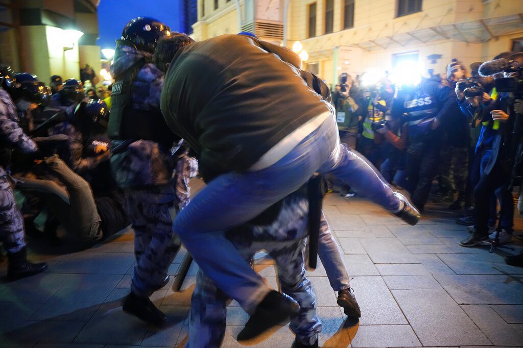 Ρωσία: Αντιδράσεις για την επιστράτευση, εκατοντάδες συλλήψεις διαδηλωτών – Πολίτες εγκαταλείπουν τη χώρα (Photos – Video)