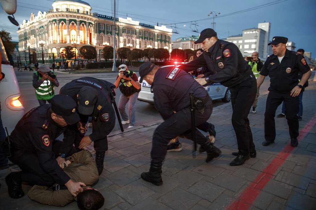 Χάος στη Ρωσία μετά την επιστράτευση – Εκατοντάδες συλλήψεις διαδηλωτών (Photos – Videos)