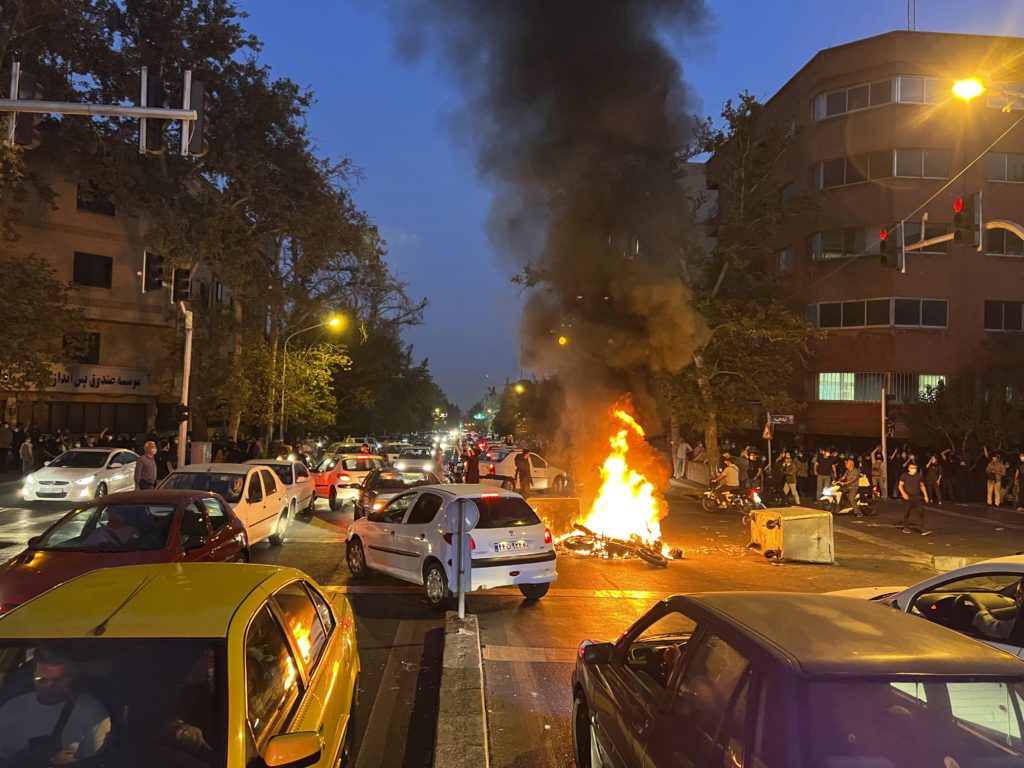 Άγρια καταστολή δίχως τέλος στο Ιράν – Δεκάδες οι νεκροί