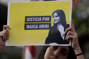 Ιράν: Μήνυση από τους γονείς της Αμίνι κατά των αστυνομικών που τη συνέλαβαν