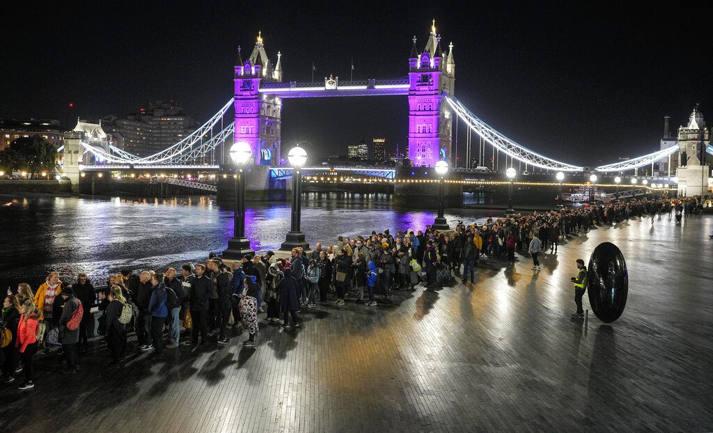 Βρετανία – Ελισάβετ: Πάνω από 24 ώρες αναμονή για προσκύνημα – «Μην έρχεστε στο Λονδίνο», λέει η κυβέρνηση