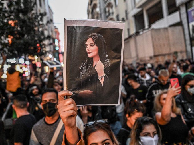 Ένταση έξω από την πρεσβεία του Ιράν στην Αθήνα για τη δολοφονία της Μαχσά Αμινί