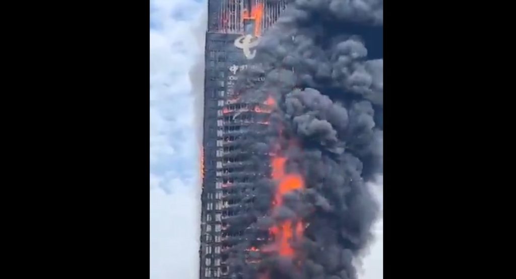 Κίνα: Πυρκαγιά σε ουρανοξύστη – «Δεκάδες όροφοι στις φλόγες» (Video)