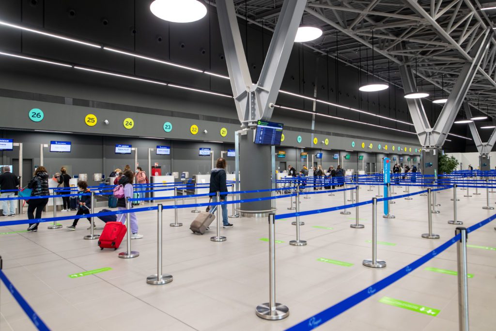 Θεσσαλονίκη: Δύο συλλήψεις στο αεροδρόμιο «Μακεδονία» – Διώκονταν με ευρωπαϊκά εντάλματα