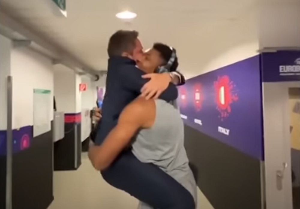 Ευρωμπάσκετ: Ο προπονητής της Εθνικής Ιταλίας πήδηξε στην αγκαλιά του Αντετοκούνμπο – «Είναι τόσο καλό παιδί» (Video)