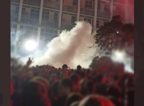 Θεσσαλονίκη: Πρωτοφανής επίθεση ΜΑΤ σε χιλιάδες φοιτητές – Διέλυσαν τη συναυλία του Θανάση Παπακωνσταντίνου (Video)