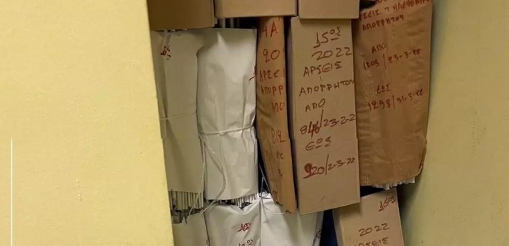 Σάλος στην Ευελπίδων: Φάκελοι με άρσεις απορρήτου πεταμένοι στο έδαφος