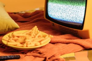 Πώς η τηλεόραση μας οδηγεί σε κακή διατροφή;
