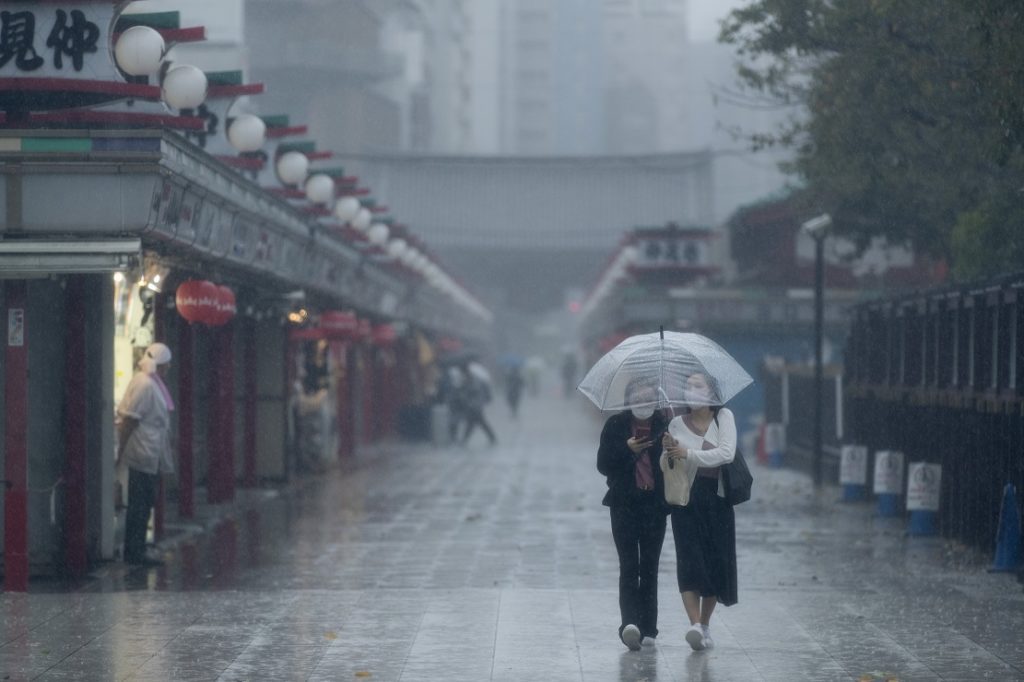 Ιαπωνία: «Συναγερμός» λόγω του τυφώνα Νανμαντόλ – Σφοδρές βροχοπτώσεις και ζημιές στα δυτικά της χώρας