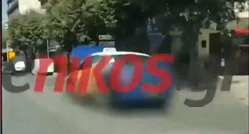 Οδηγός ταξί διέσχιζε με… ανοιχτό καπό τους δρόμους της Θεσσαλονίκης (Video)