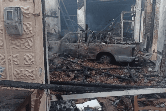 Λέσβος: Έβαλε φωτιά σε σπίτι, αυτοκίνητο και μπούκαρε στο μαγαζί του αδερφού του με ΙΧ γεμάτο φιάλες υγραερίου