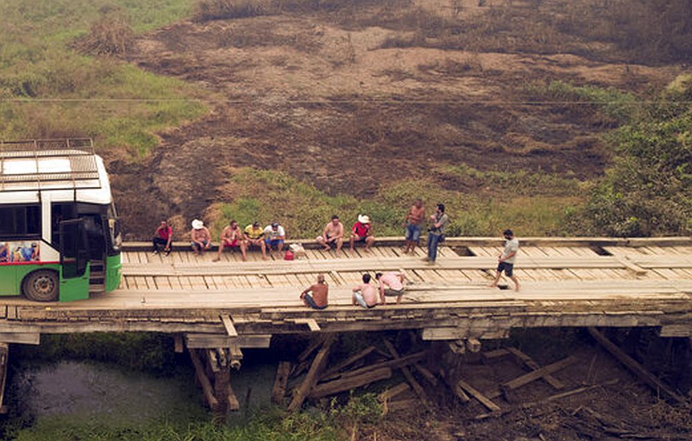Βραζιλία: Νεκροί, τραυματίες και αγνοούμενοι από κατάρρευση γέφυρας (Photo)