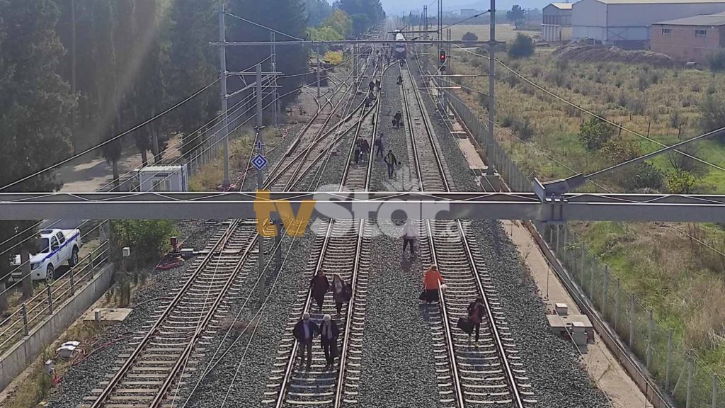 Εκτροχιασμός στην Τιθορέα: Ταλαιπωρία για τους επιβάτες, μετέφεραν αποσκευές με τα πόδια (Photos)