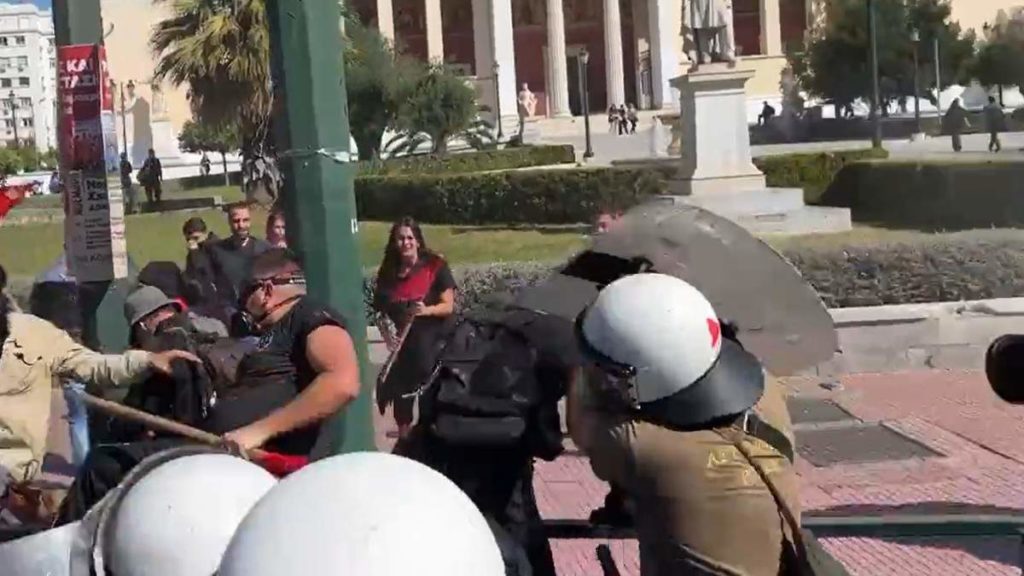 Σοκαριστικό βίντεο:  Αστυνομικός χτυπάει φοιτήτρια στο κεφάλι με την ασπίδα του