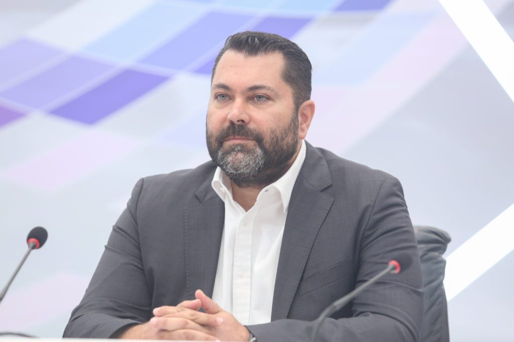 Κρέτσος: «Δεν είναι δυνατόν ο ελληνικός λαός να πληρώνει το 40% της μισθοδοσίας των καναλιών»