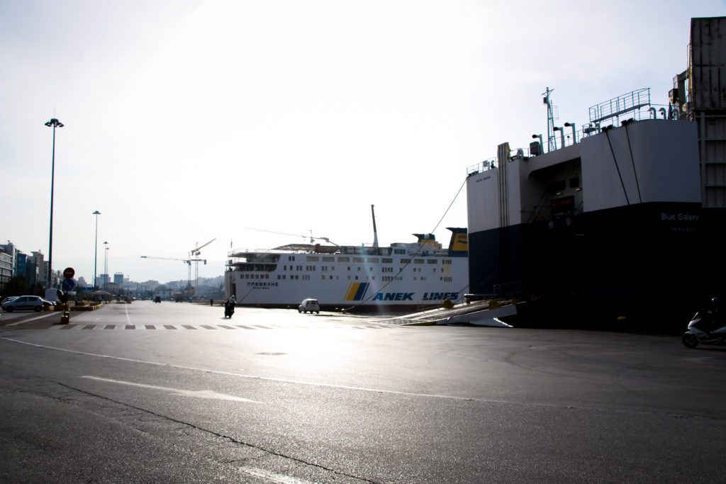Απεργούν οι ναυτεργάτες: Δεμένα τα πλοία στο λιμάνι του Πειραιά – Αλλαγές σε δρομολόγια
