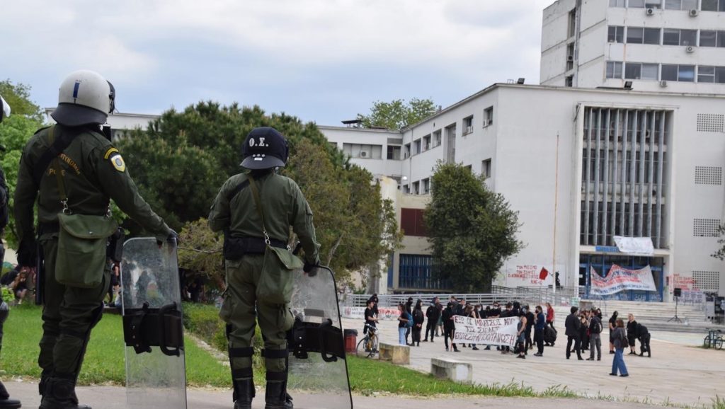 Οι New York Times εκθέτουν την κυβέρνηση Μητσοτάκη για την πανεπιστημιακή αστυνομία