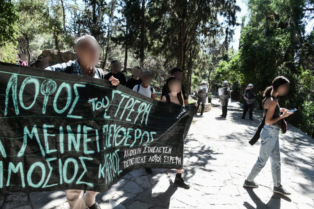 Με ξύλο και χημικά απάντησαν τα ΜΑΤ στην πορεία στα Εξάρχεια (Photos-Video)