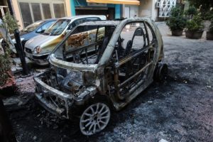Καλλιθέα: Εικόνες καταστροφής από το Smart που τυλίχθηκε στις φλόγες (Photos)