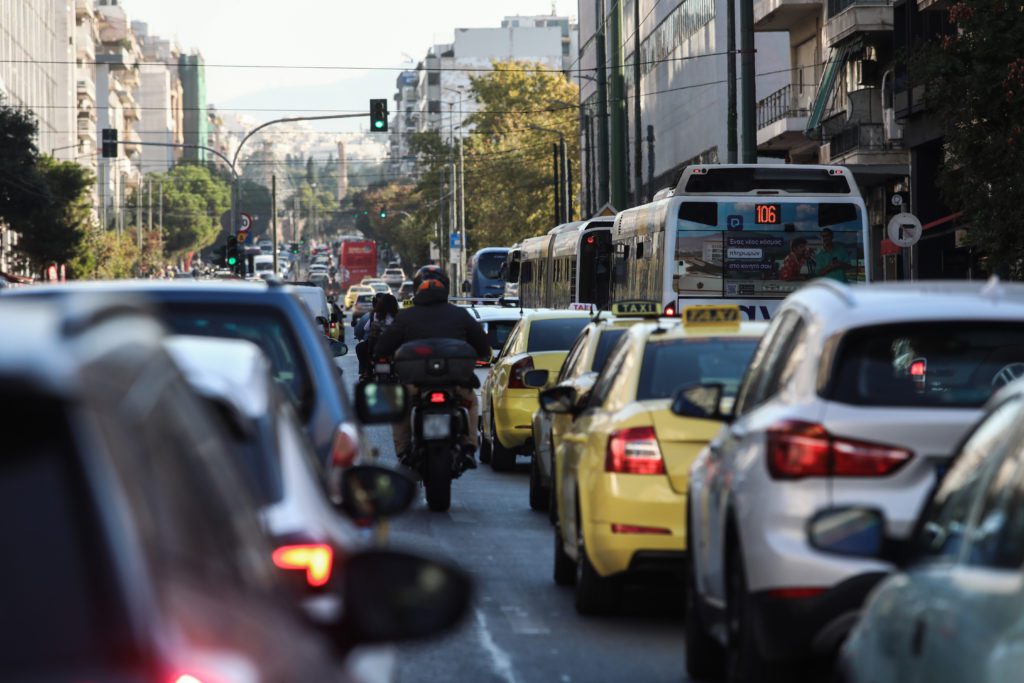 «Έμφραγμα» στους δρόμους της Αθήνας – Ξεκίνησε η έξοδος για το τριήμερο της 28ης Οκτωβρίου