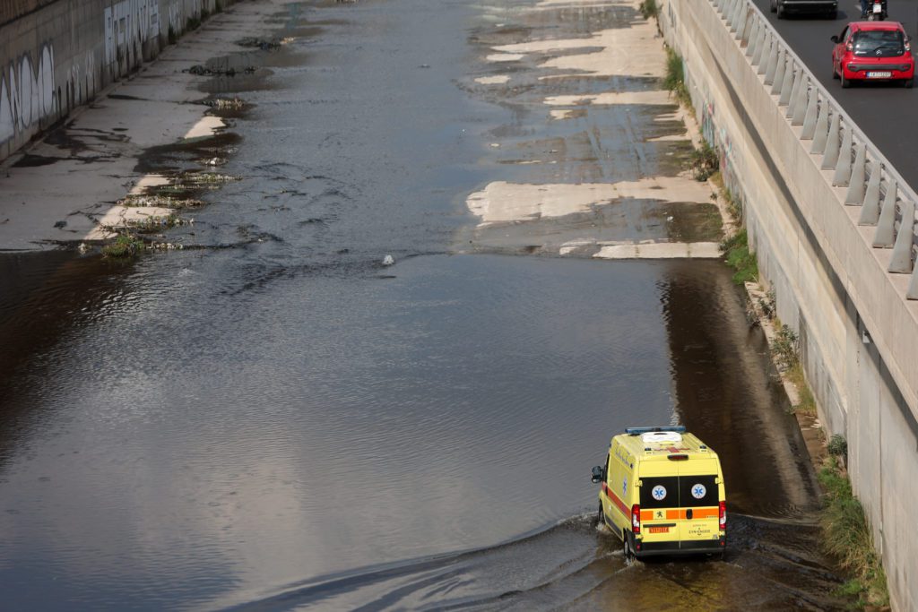 Ασύλληπτη τραγωδία στον Κηφισό: Βγήκε από το ΙΧ, αυτοπυρπολήθηκε και έπεσε από γέφυρα (Photos)