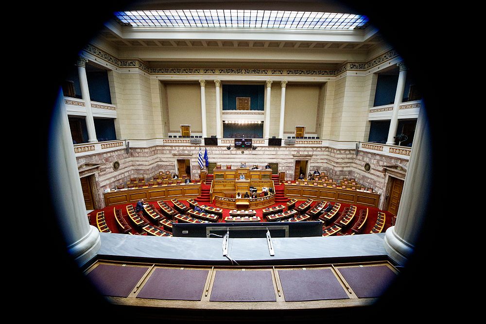 Σκάνδαλο υποκλοπών: Στην Ολομέλεια της Βουλής το απόρρητο πόρισμα της Εξεταστικής – LIVE η συζήτηση