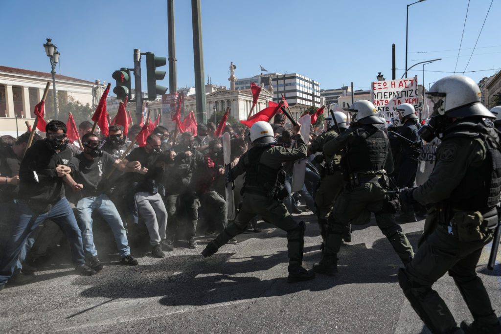 Ξύλο και χημικά στη φοιτητική πορεία στην Αθήνα (Photos)