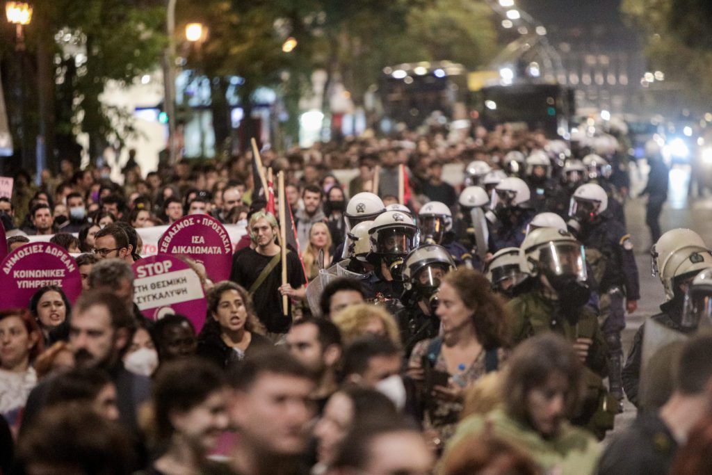 Δυναμική πορεία διαμαρτυρίας για τη 19χρονη που κατήγγειλε τον βιασμό της στο ΑΤ Ομόνοιας (Photos)