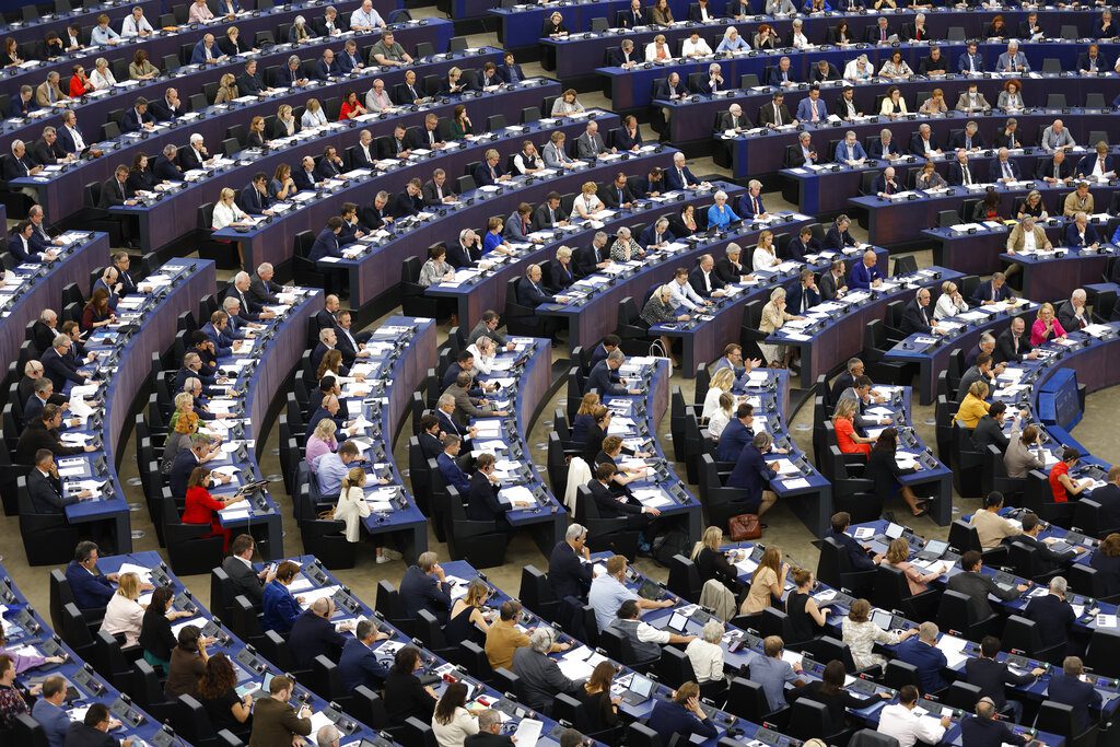 Σκάνδαλο υποκλοπών: Νέο «καρφί» του Euractiv – «Ο Λέναρς είχε υπερψηφίσει το χρονοδιάγραμμα»