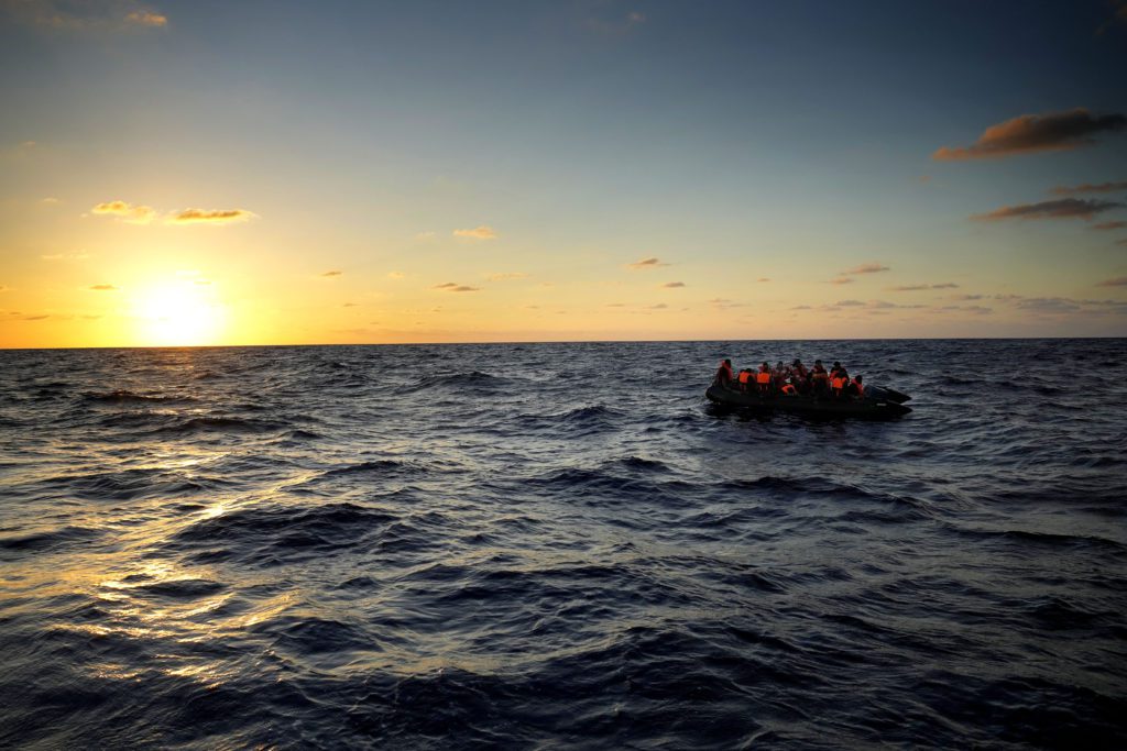Tουλάχιστον 15 νεκροί πρόσφυγες λόγω φωτιάς σε πλοίο ανοιχτά της Λιβύης