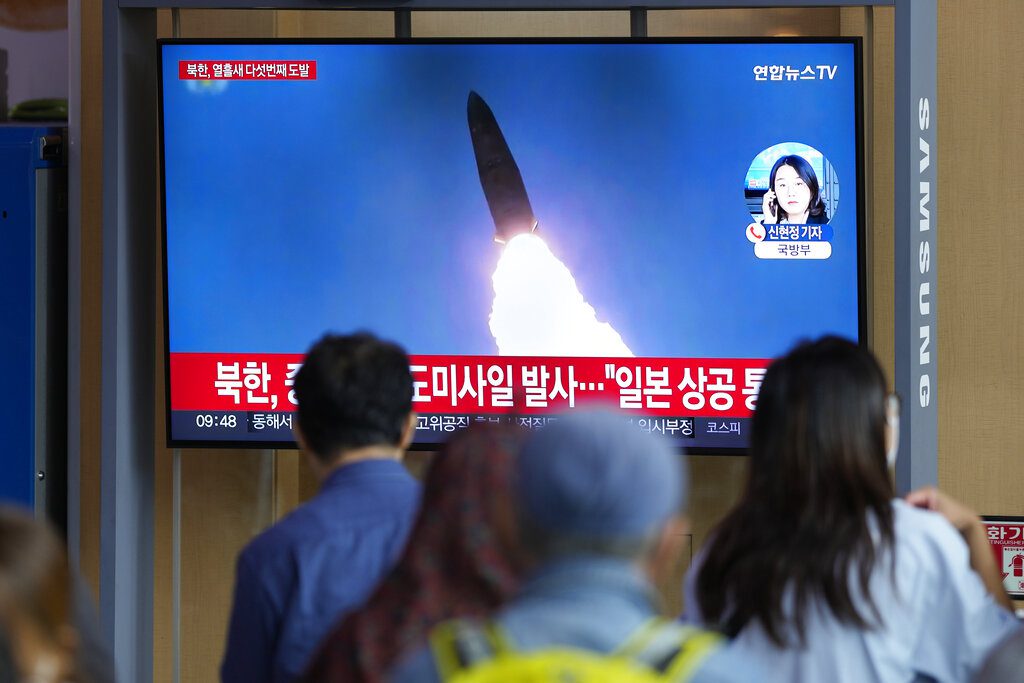 Συναγερμός με εκτόξευση πυραύλου από τη Βόρεια Κορέα – Πέρασε πάνω από την Ιαπωνία, στα καταφύγια πολίτες (Photos – Video)