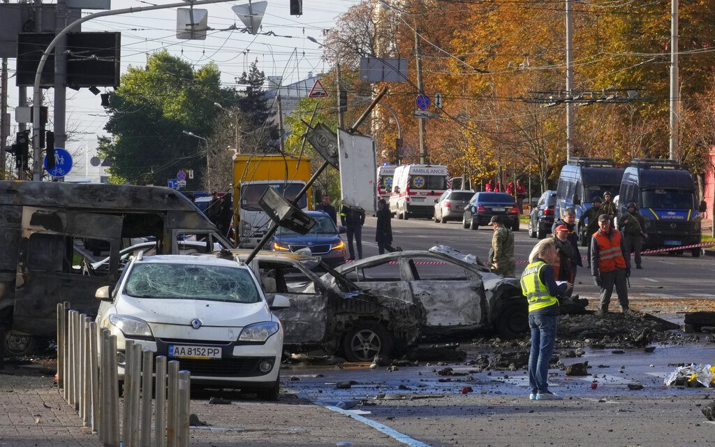 Πόλεμος στην Ουκρανία: Νεκροί και τραυματίες από «βροχή» εκρήξεων στο Κίεβο – Στον απόηχο της επίθεσης στη γέφυρα (Photos – Video)