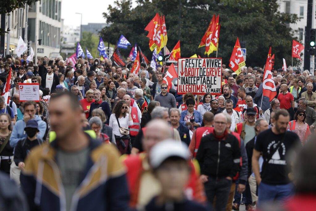 Διεθνής Τύπος: Μεγάλη απεργία στη Γαλλία – Συνεχίζεται το κυβερνητικό «κομφούζιο» στη Βρετανία