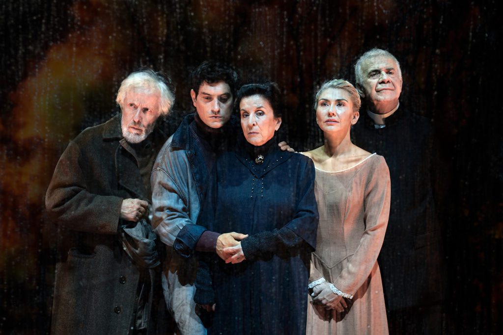 Εθνικό Θέατρο: Η Ναταλία Τσαλίκη θα αντικαταστήσει τη Νένα Μεντή στους «Βρυκόλακες» του Ίψεν