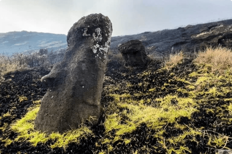 Νησί του Πάσχα: Φωτιά κατέστρεψε τα εμβληματικά πέτρινα αγάλματα