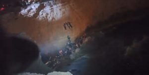 Η συγκλονιστική φωτογραφία από το ναυάγιο στα Κύθηρα με πρόσφυγες να δίνουν μάχη για τη ζωή τους στα βράχια